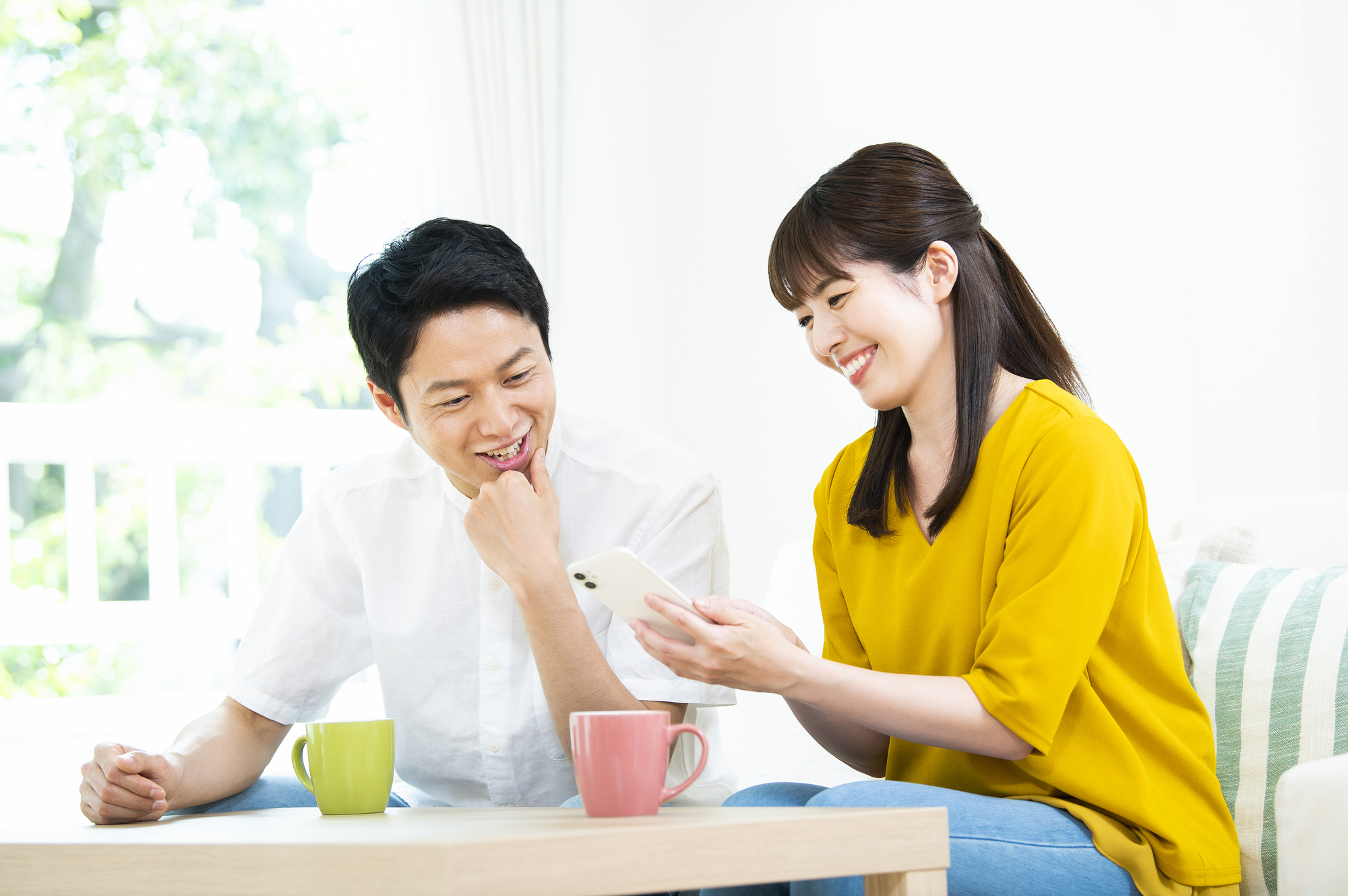 ソーシャルギフトを選ぶ夫婦